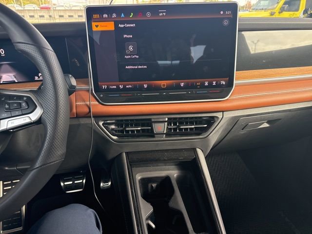 Used 2025 Volkswagen Tiguan SEL R-Line image 10