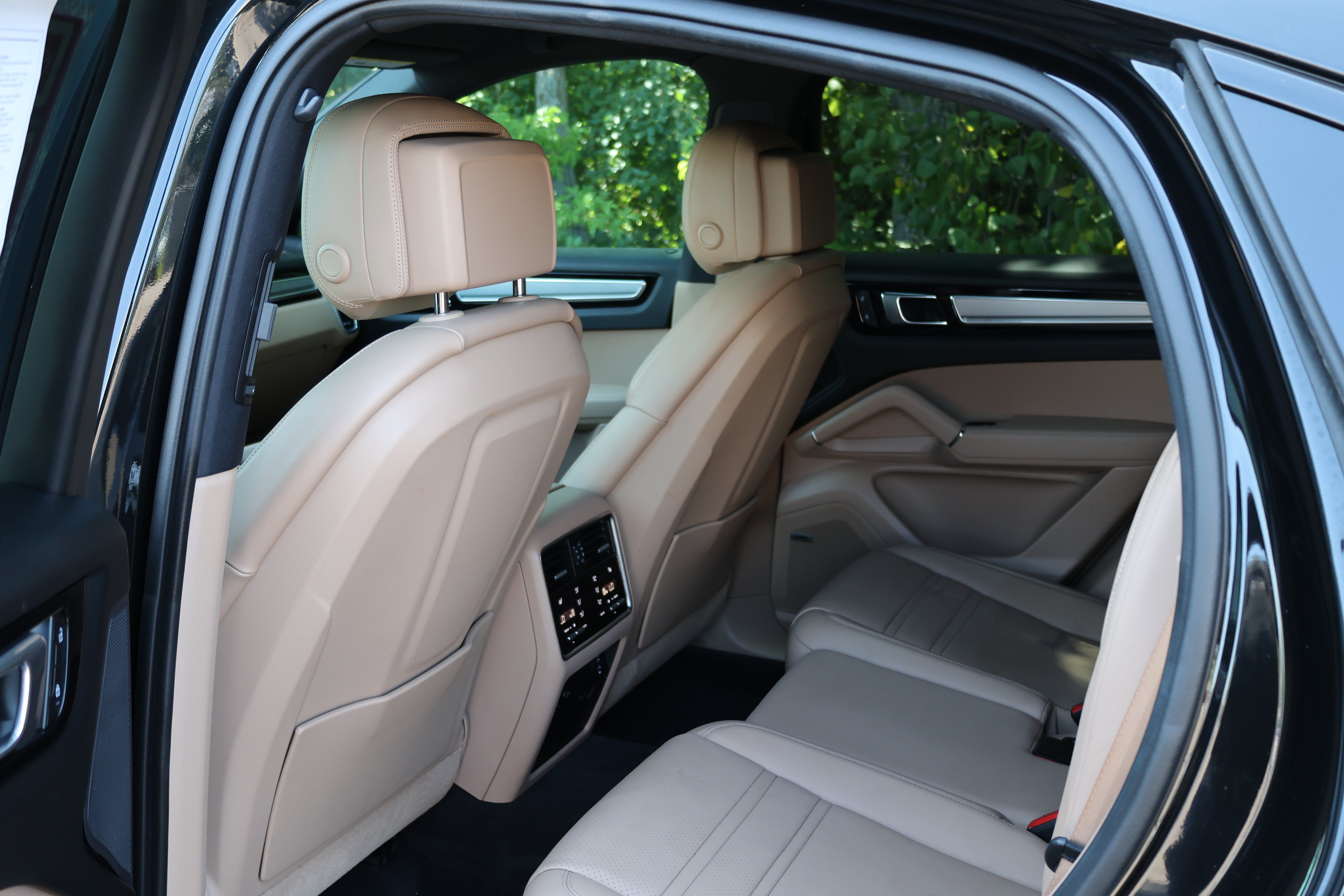 Used 2023 Porsche Cayenne Platinum Edition AWD/4WD image 17