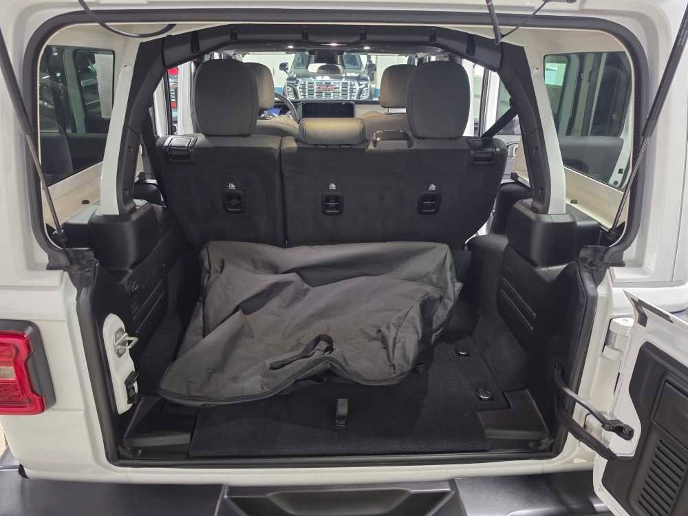 Used 2025 Jeep Wrangler Unlimited Sahara AWD/4WD image 12