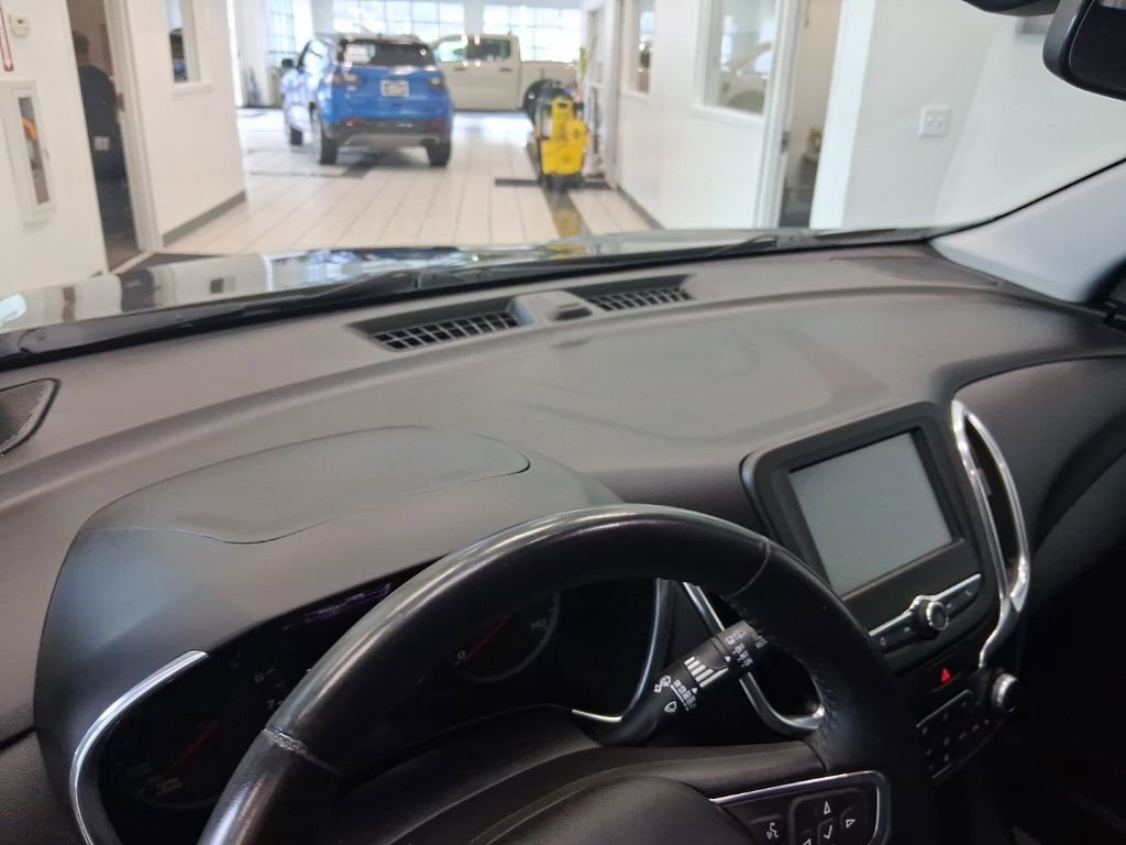 Used 2018 Chevrolet Equinox LT image 2