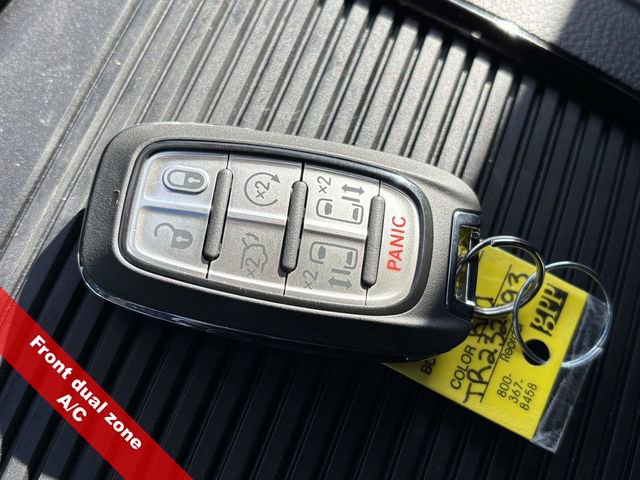 New 2026 Chrysler Pacifica Limited w/ Uconnect Theater Family Group image 36