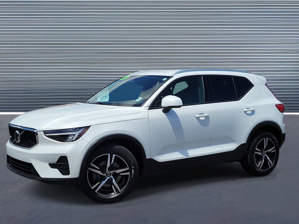 Used 2023 Volvo XC40 B5 Core w/ Convenience Package AWD/4WD image 1