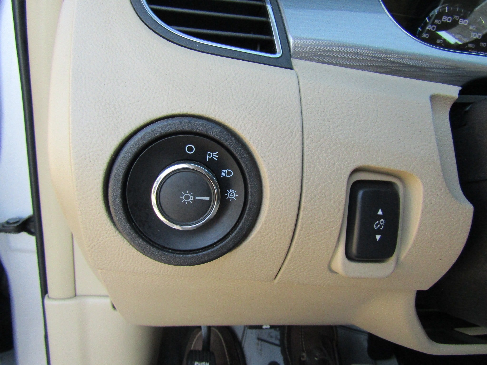 Used 2013 Ford Taurus SEL FWD image 22
