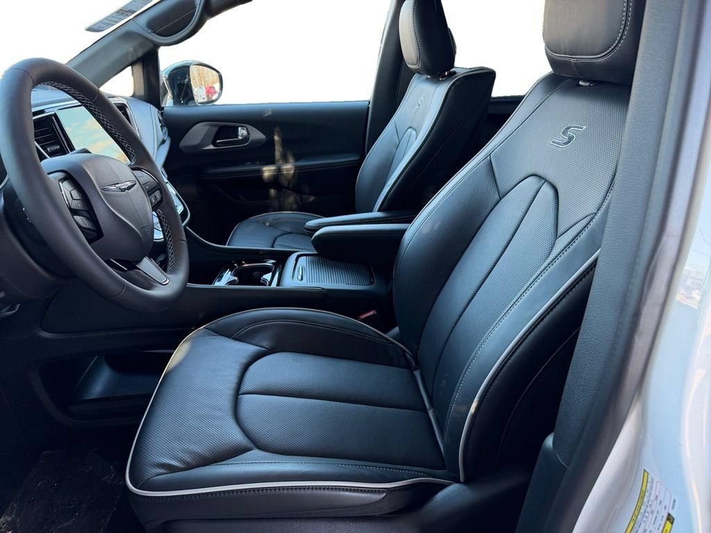 New 2026 Chrysler Pacifica Limited w/ Uconnect Theater Family Group FWD image 9