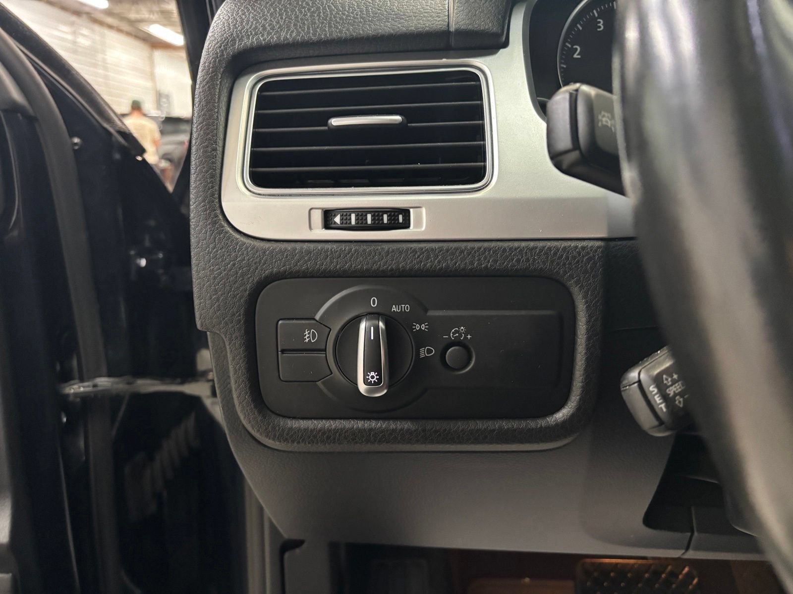 Used 2015 Volkswagen Touareg VR6 AWD/4WD image 16