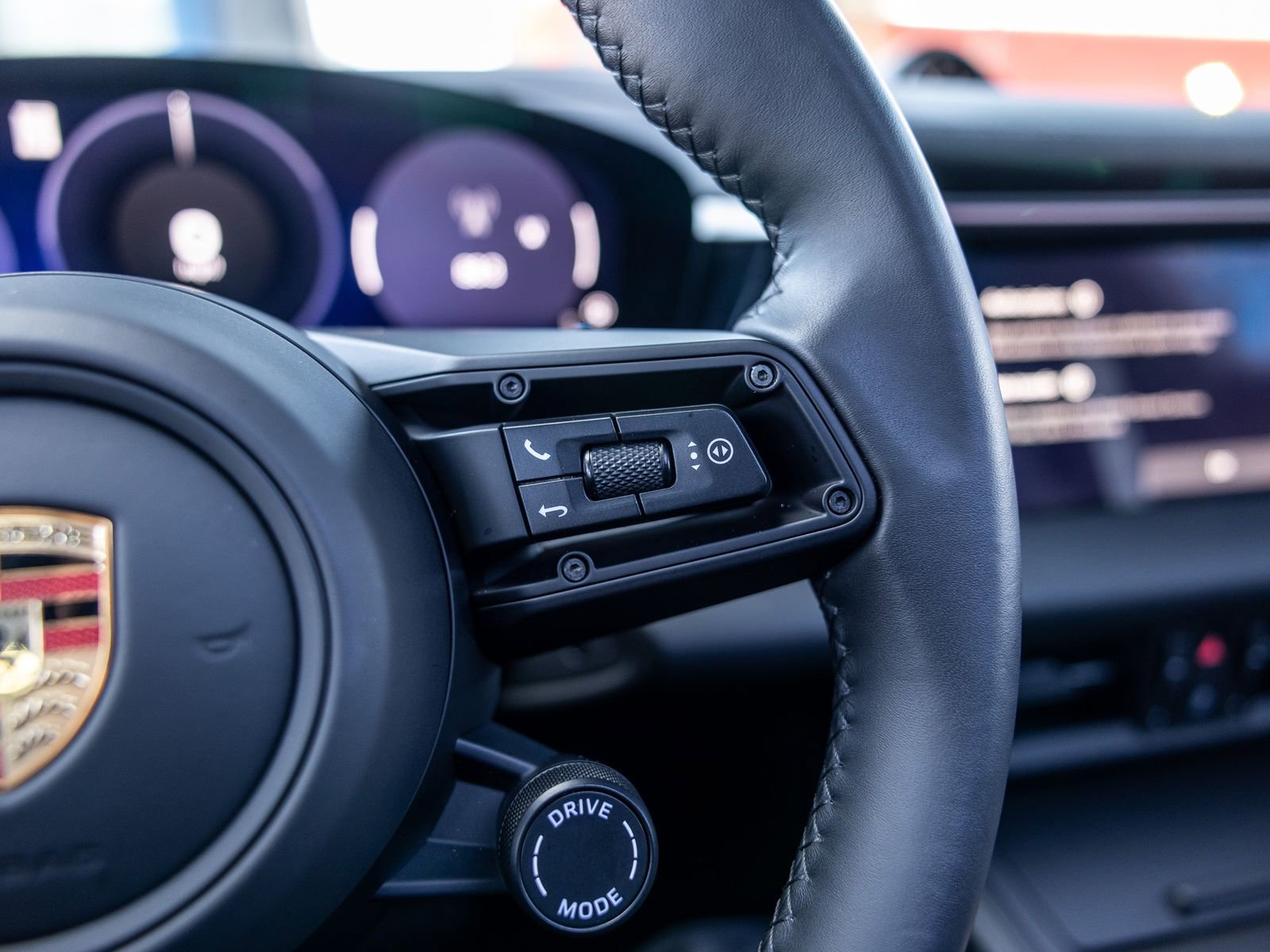 Certified 2025 Porsche Macan Electric RWD image 33