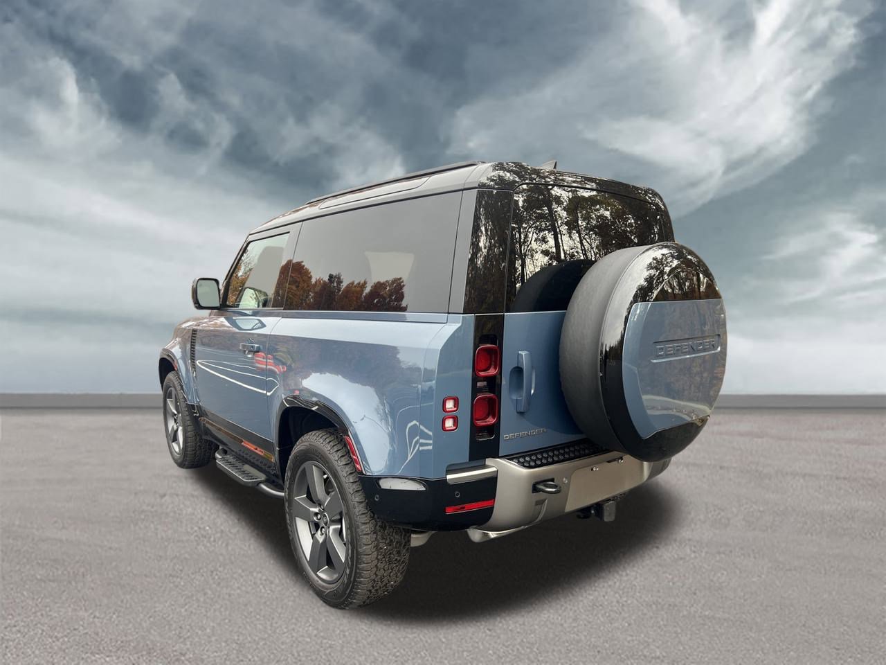 Used 2025 Land Rover Defender 90 X-Dynamic SE image 3