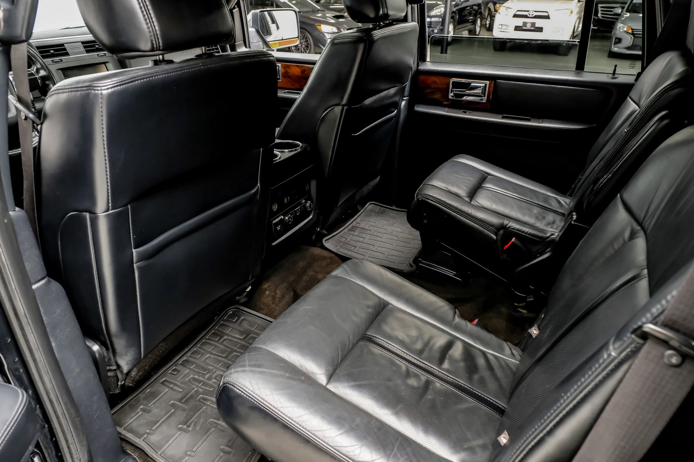 Used 2015 Lincoln Navigator 2WD image 38