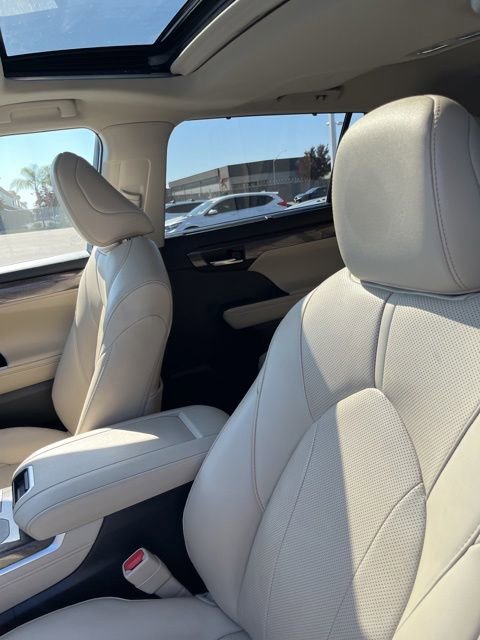 Used 2023 Toyota Highlander Limited FWD image 12