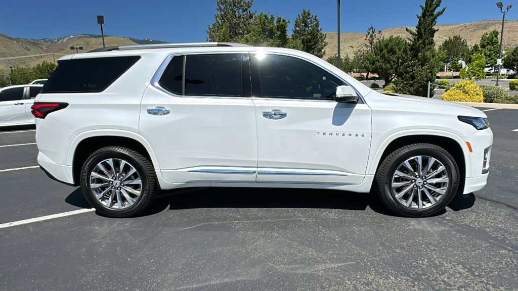 Used 2023 Chevrolet Traverse Premier image 2