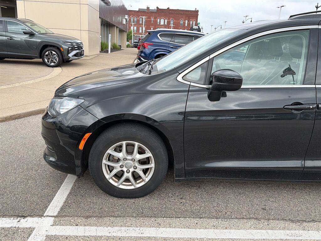 Used 2020 Chrysler Voyager Lxi FWD image 3