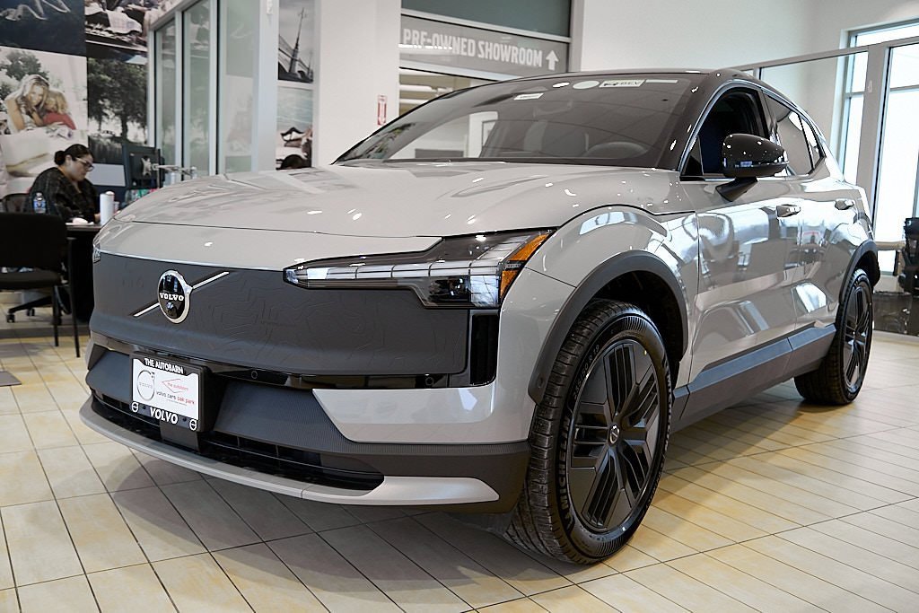 New 2026 Volvo EX30 Cross Country Ultra image 2