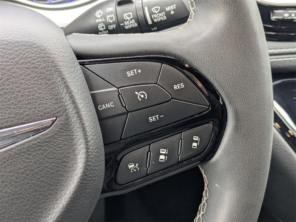 Used 2023 Chrysler Pacifica Touring image 23