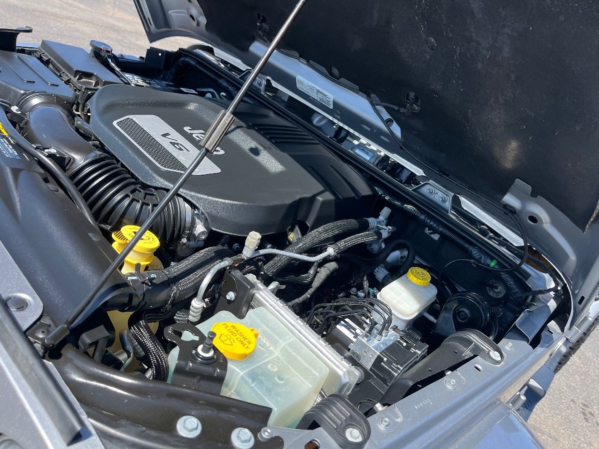 Used 2018 Jeep Wrangler Unlimited Sahara w/ Connectivity Group AWD/4WD image 37