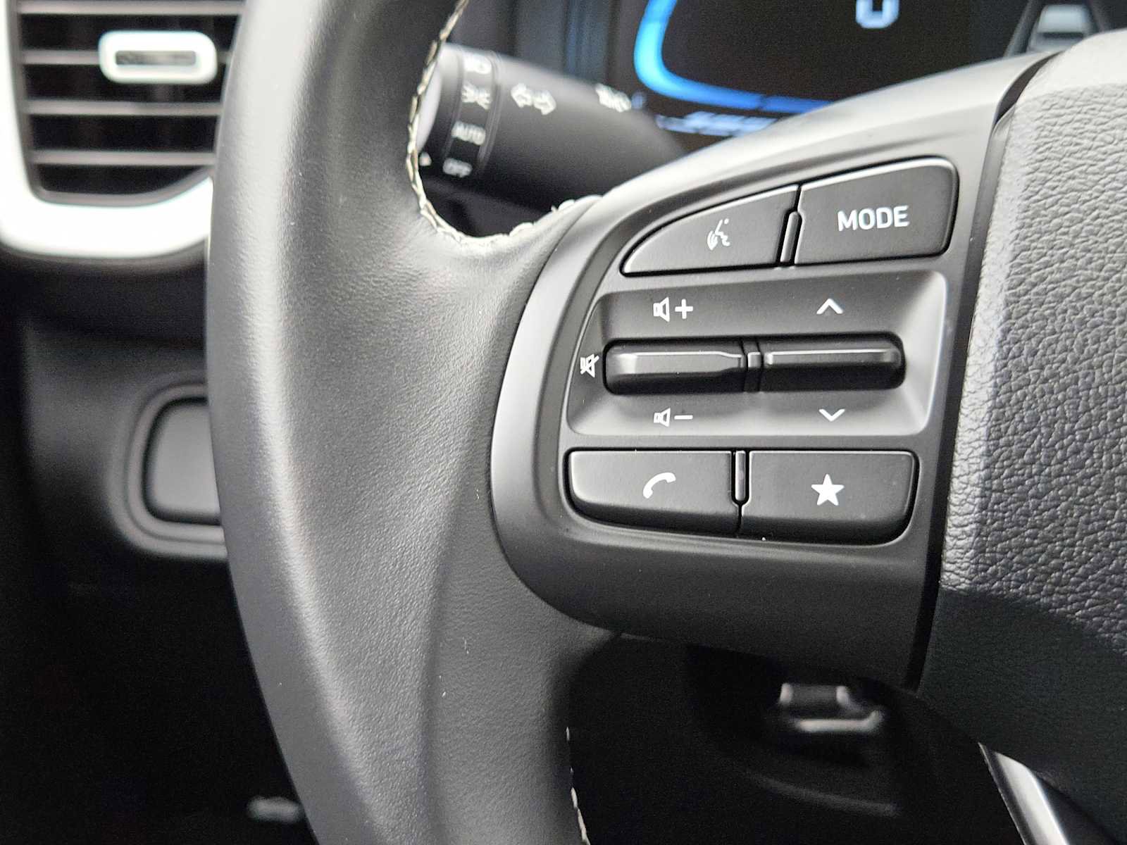 Certified 2025 Hyundai Venue Limited image 26