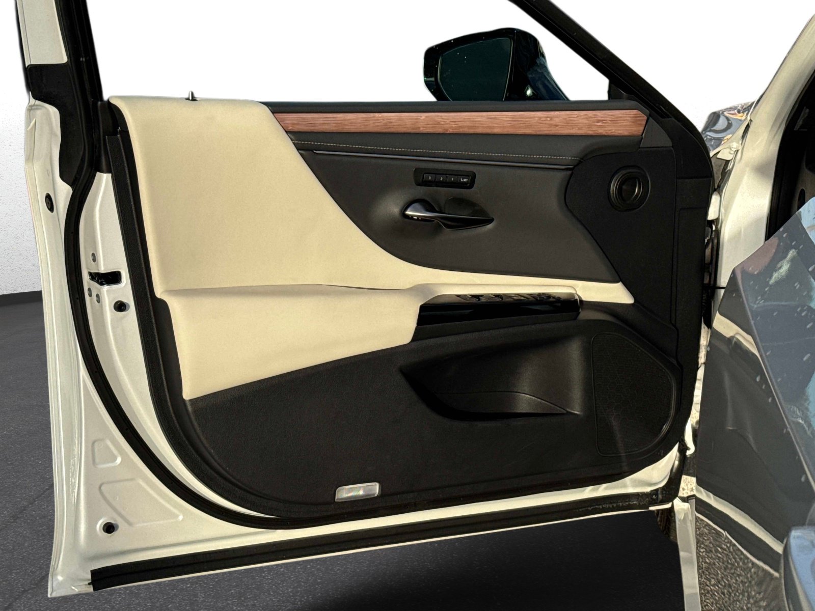 Used 2025 Lexus ES 350 w/ Premium Package FWD image 17