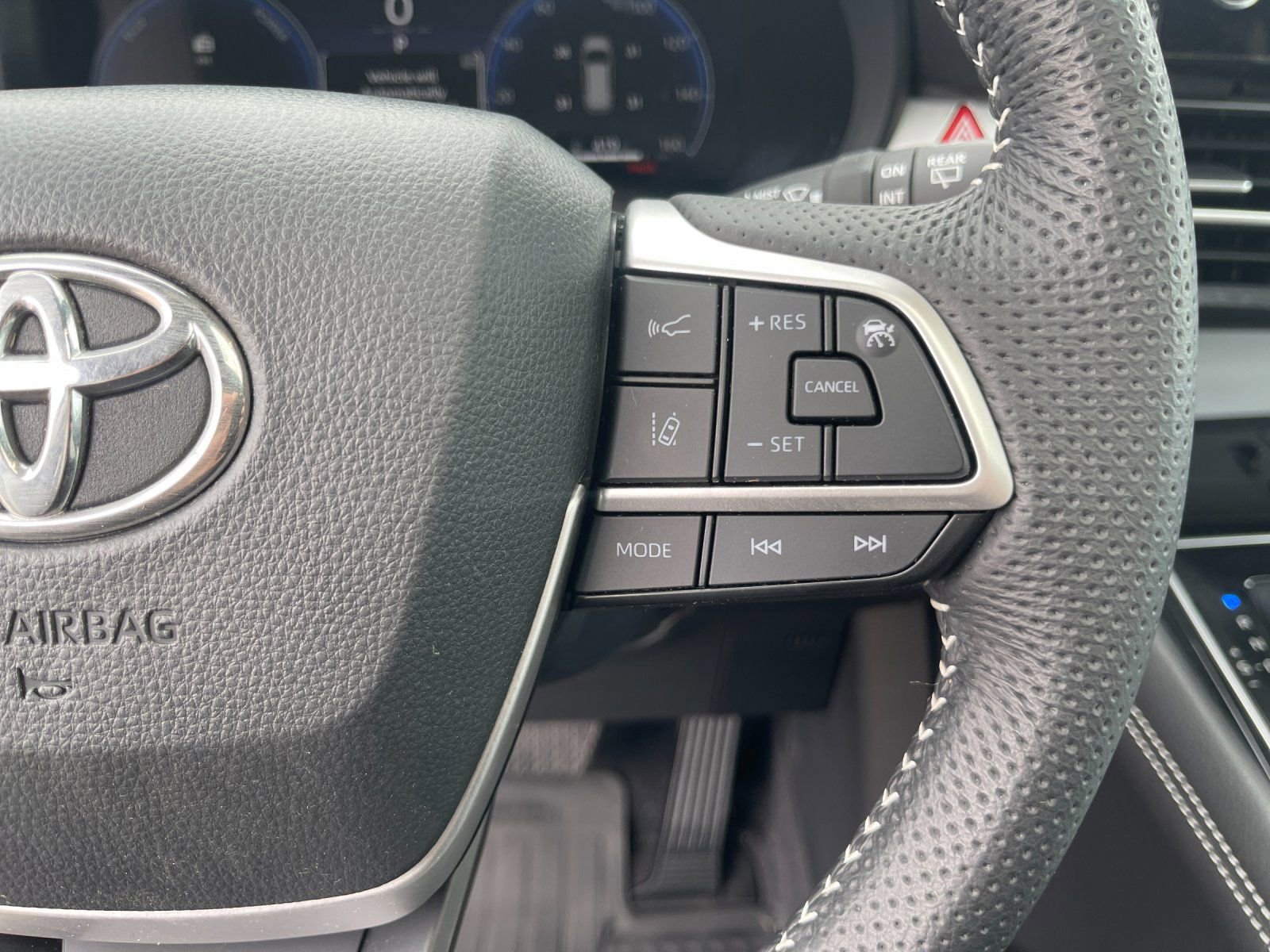 Used 2025 Toyota Sienna XSE w/ XSE Plus Package image 29