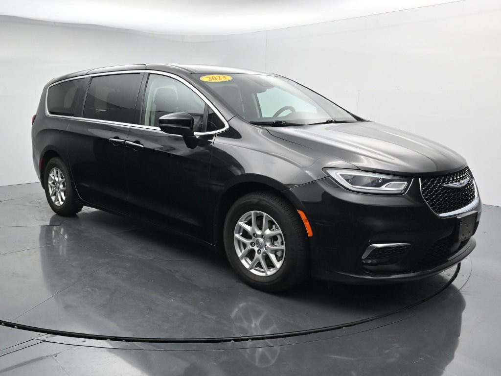 Used 2023 Chrysler Pacifica Touring-L FWD image 2