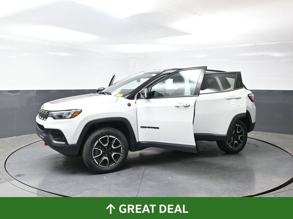 Used 2025 Jeep Compass Trailhawk AWD/4WD image 57