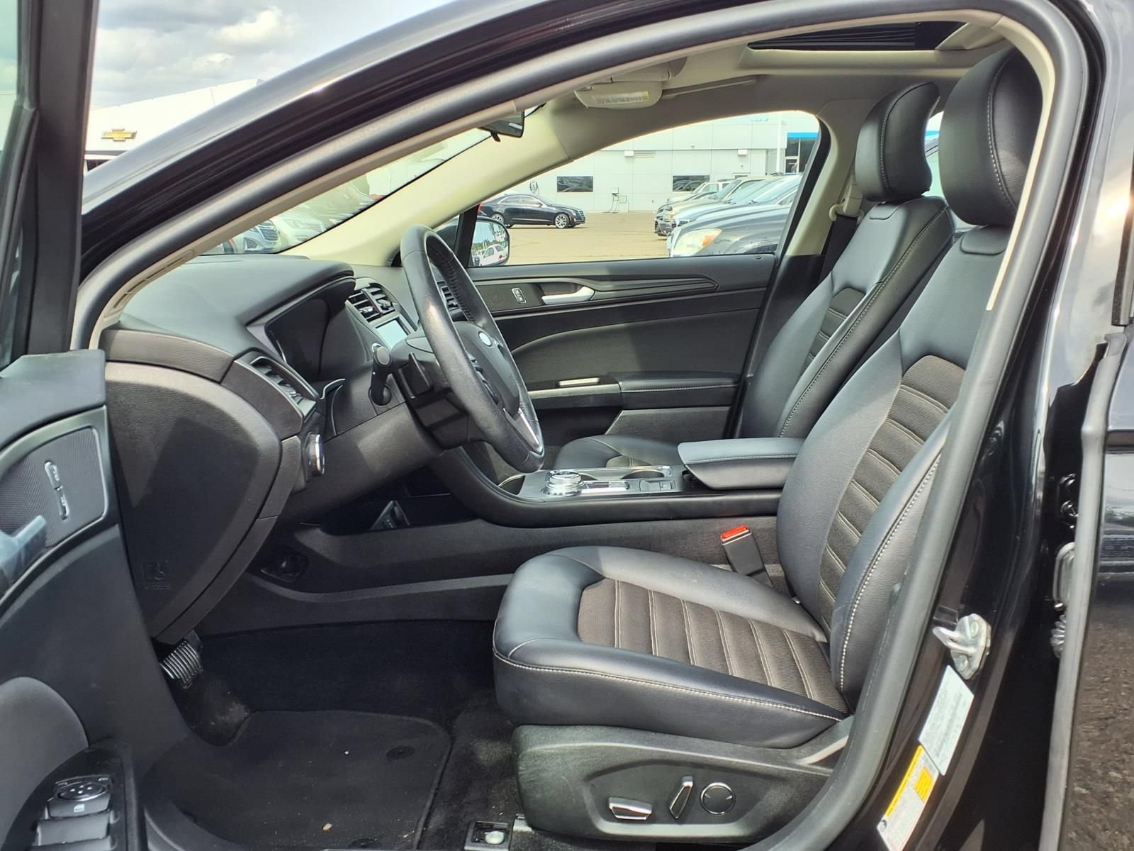 Used 2018 Ford Fusion SE w/ Equipment Group 201A FWD image 17