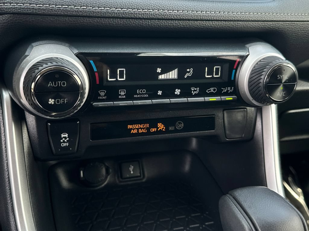 Used 2020 Toyota RAV4 LE AWD/4WD image 27