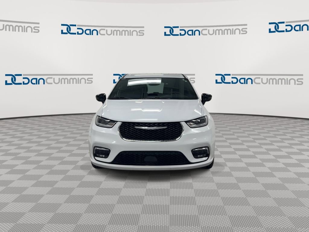Used 2025 Chrysler Pacifica Select image 3