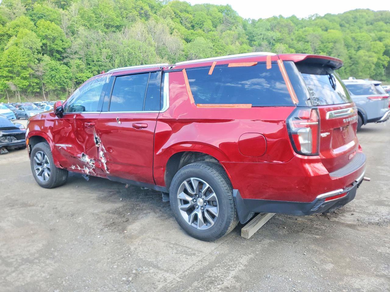 Used 2024 Chevrolet Suburban LT w/ Luxury Package AWD/4WD image 3