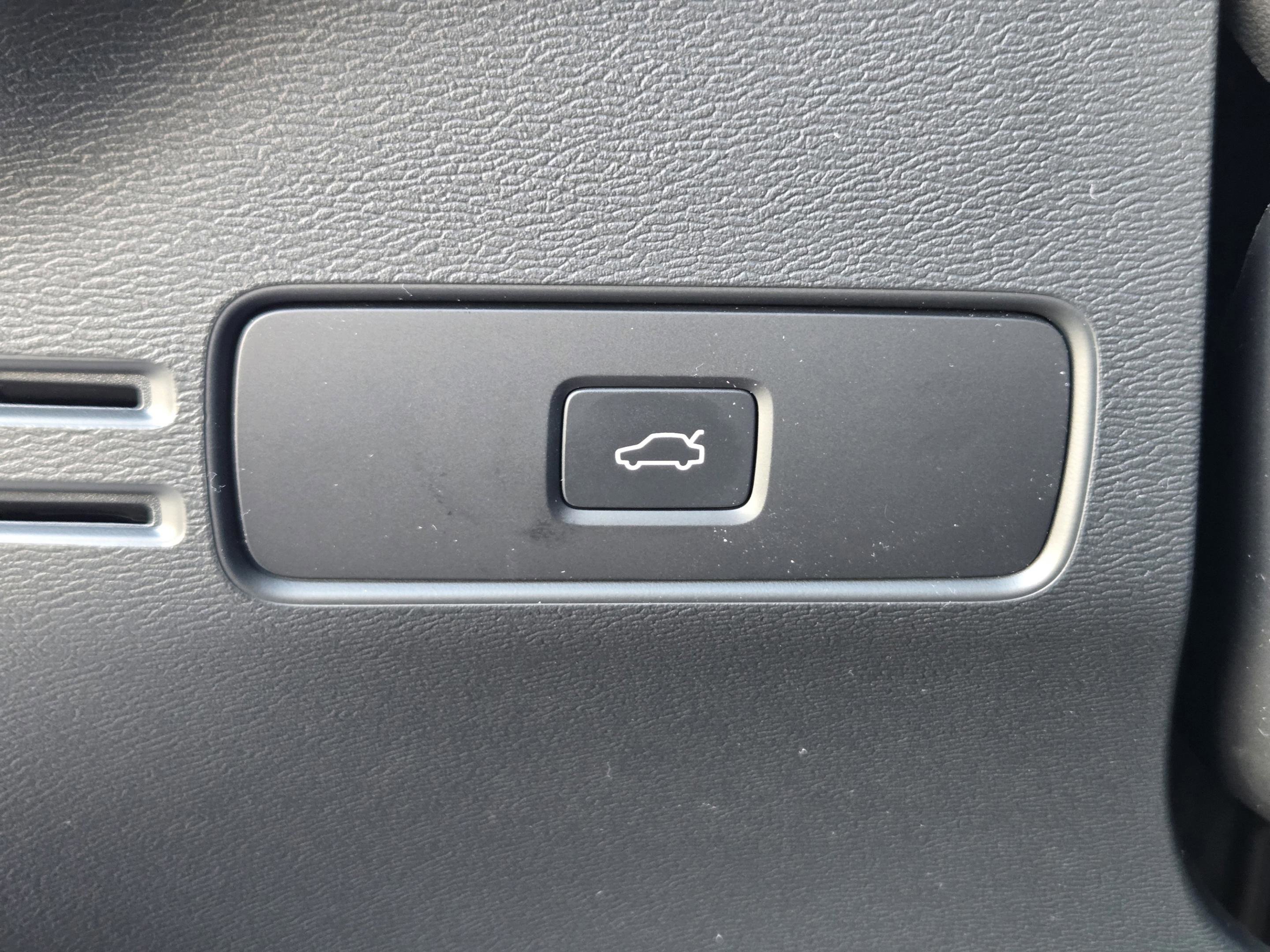 New 2026 Volvo XC40 B4 Plus w/ Protection Package Premier FWD image 19