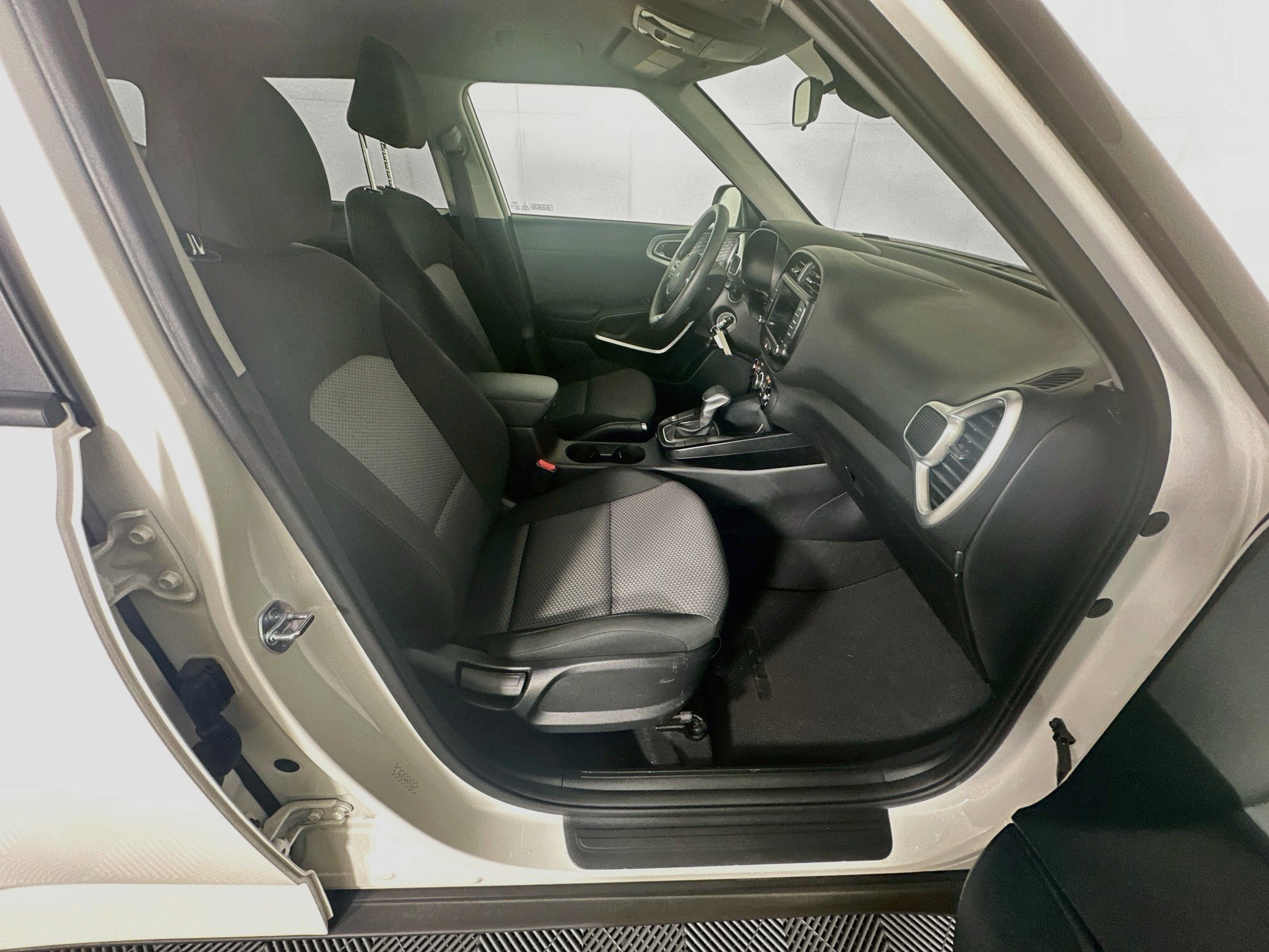 Used 2025 Kia Soul LX w/ LX Technology Package FWD image 29