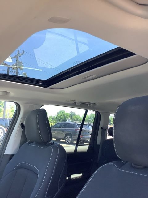 Certified 2023 Jeep Grand Cherokee Laredo AWD/4WD image 17