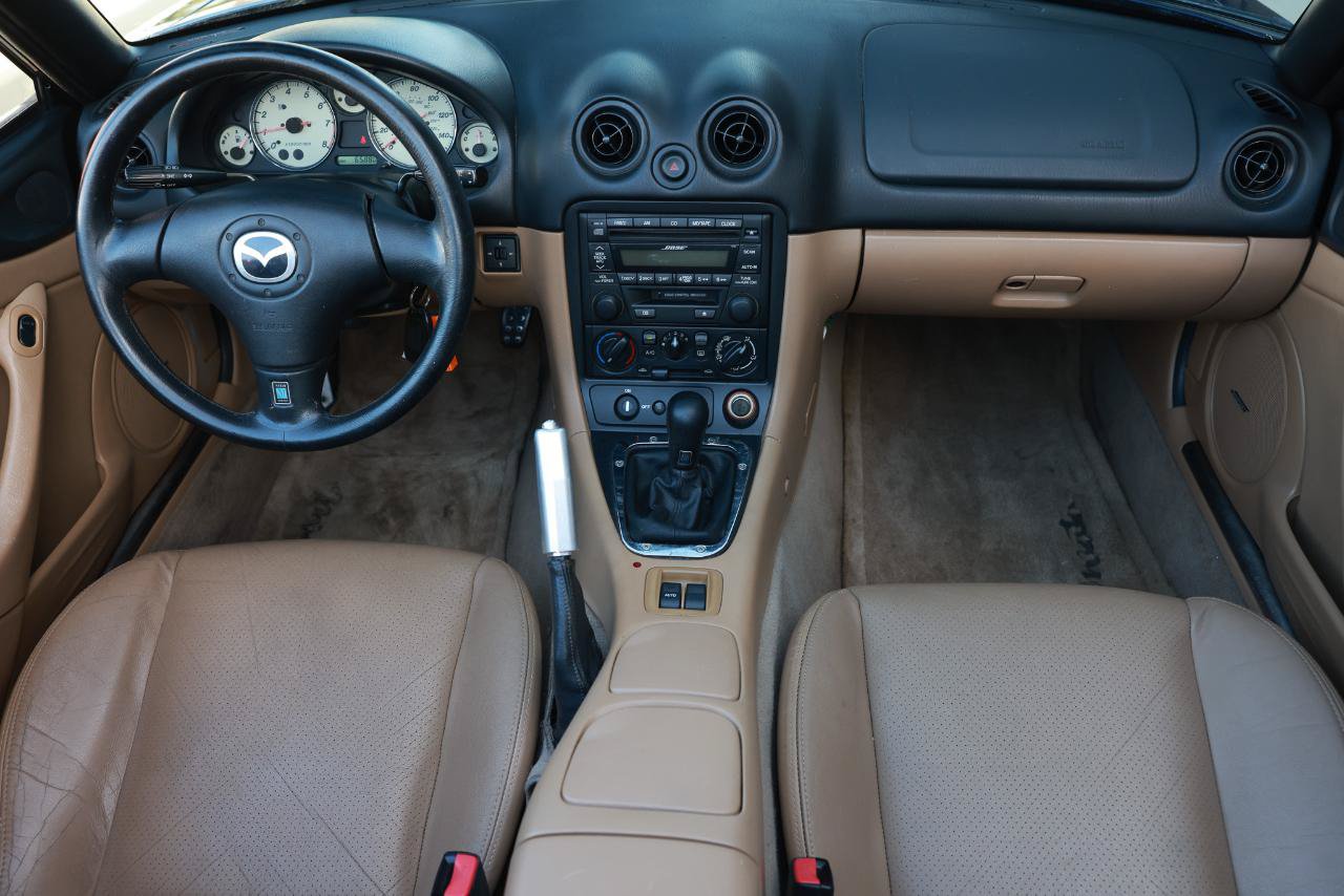 Used 2002 MAZDA MX-5 Miata RWD image 2