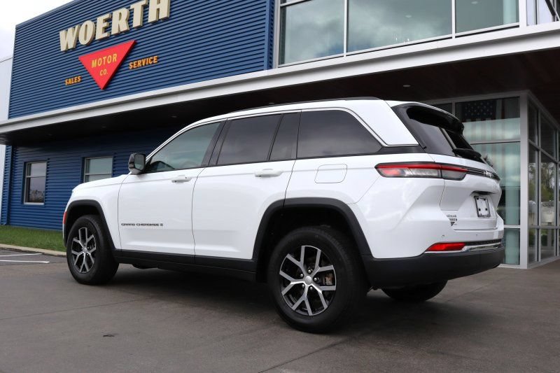 Used 2023 Jeep Grand Cherokee Limited AWD/4WD image 4