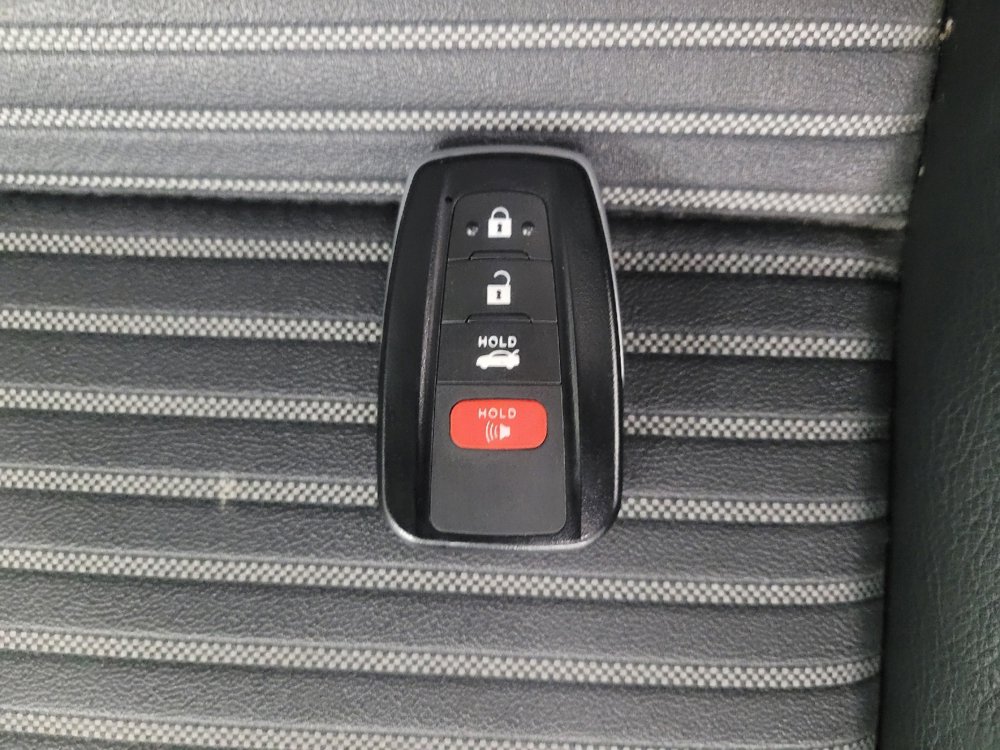 Used 2019 Toyota Camry SE w/ Sunroof Package FWD image 32