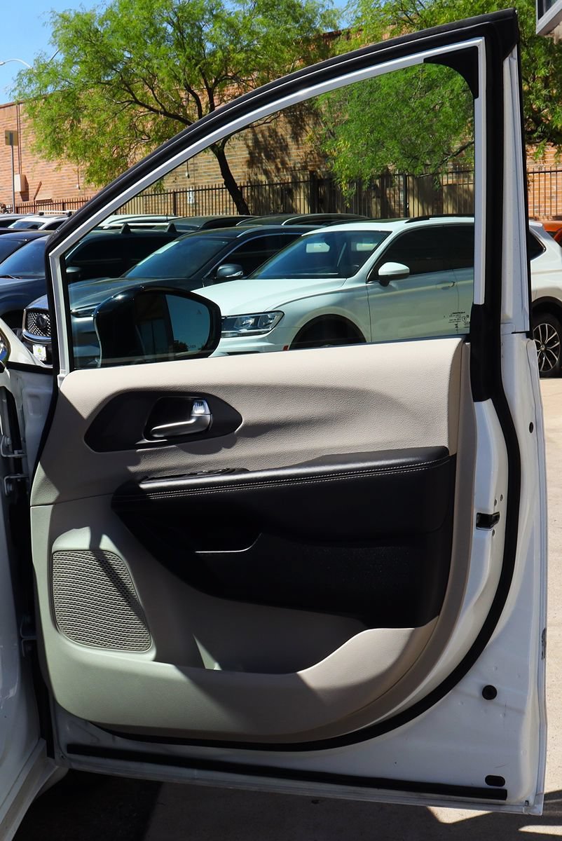 Used 2024 Chrysler Pacifica Touring-L FWD image 32