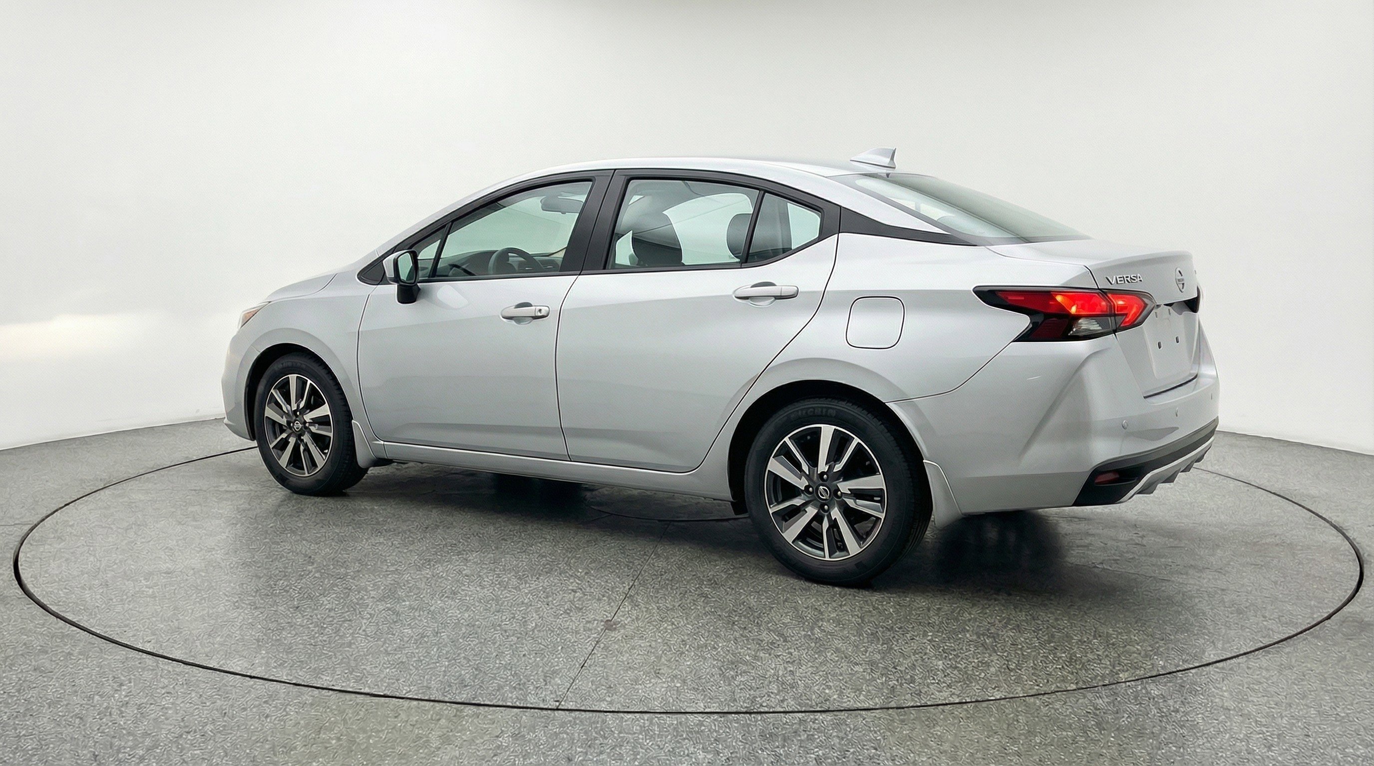 Used 2025 Nissan Versa SV image 6