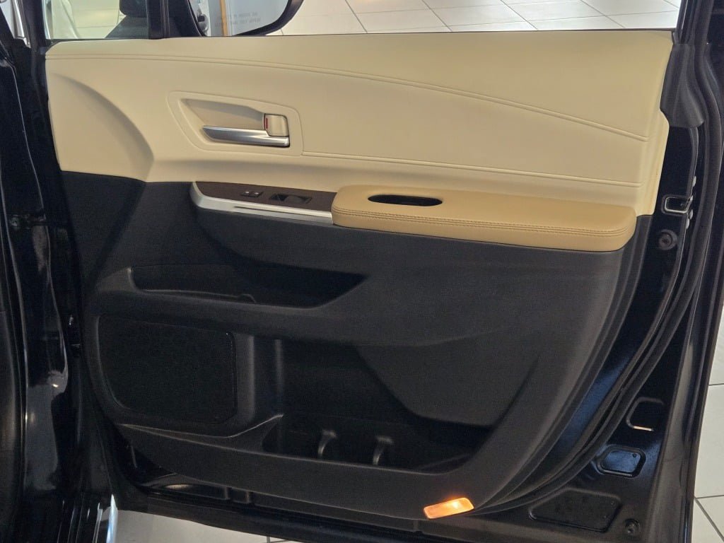 Used 2023 Toyota Sienna XLE AWD/4WD image 5