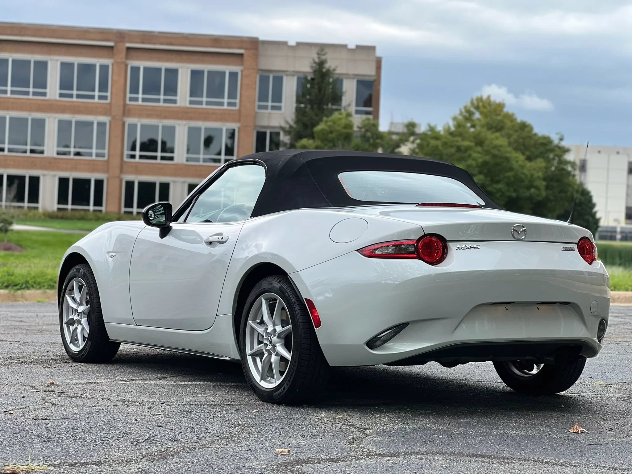 Used 2016 MAZDA MX-5 Miata Sport RWD image 3