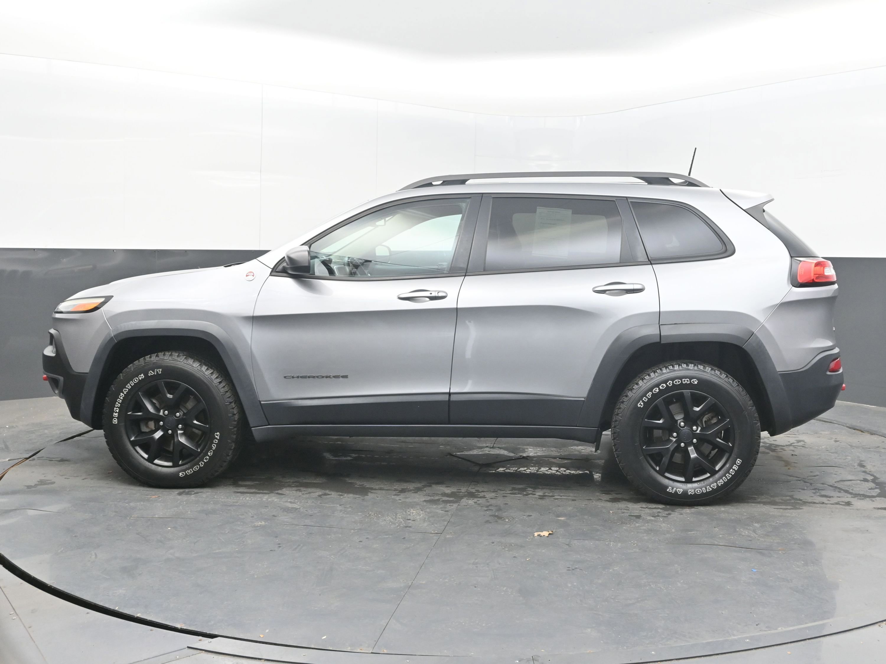 Used 2016 Jeep Cherokee Trailhawk w/ Comfort/Convenience Group AWD/4WD image 5