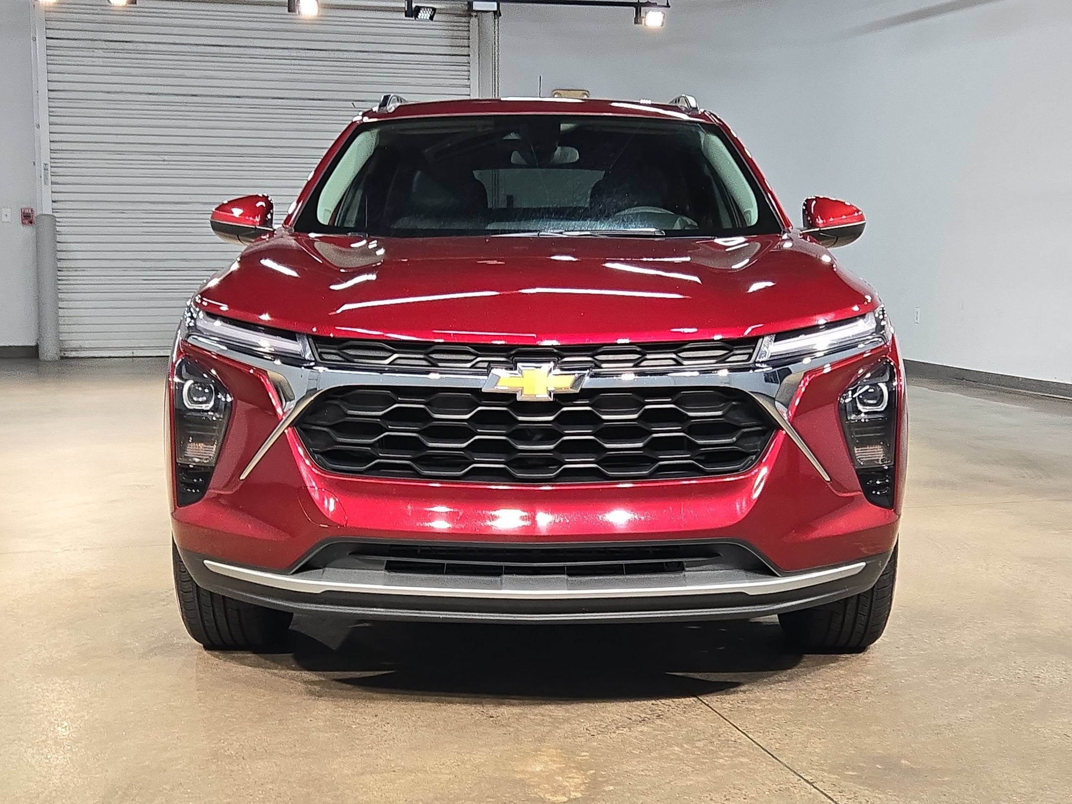Used 2025 Chevrolet Trax LT FWD image 2