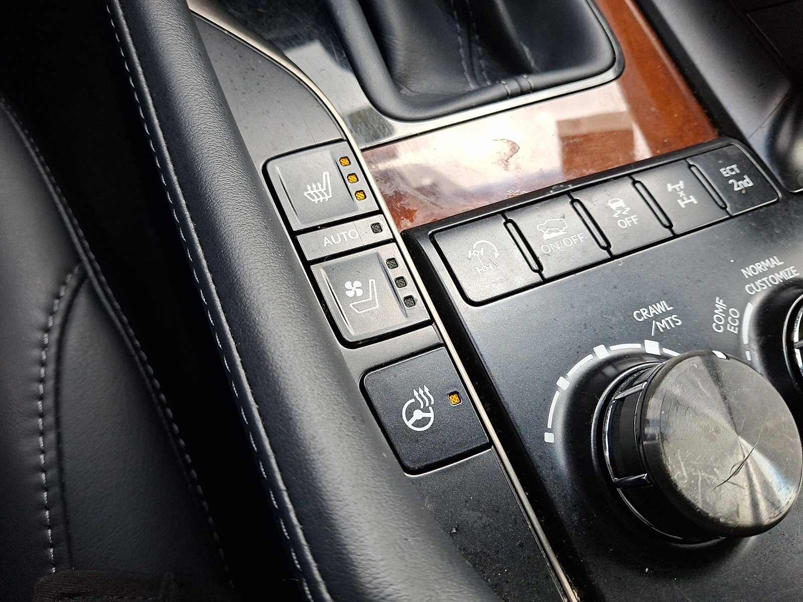 Certified 2020 Lexus LX 570 4WD w/ 3rd Row & Luxury Pkg image 25