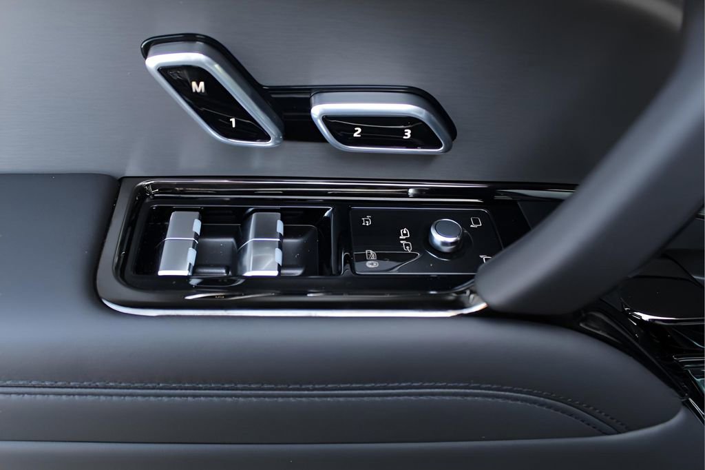 Used 2025 Land Rover Range Rover Sport Dynamic SE image 11