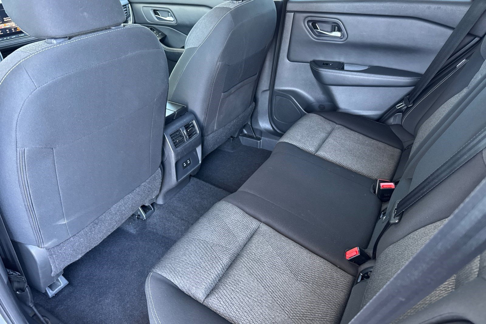Used 2024 Nissan Rogue SV FWD image 25