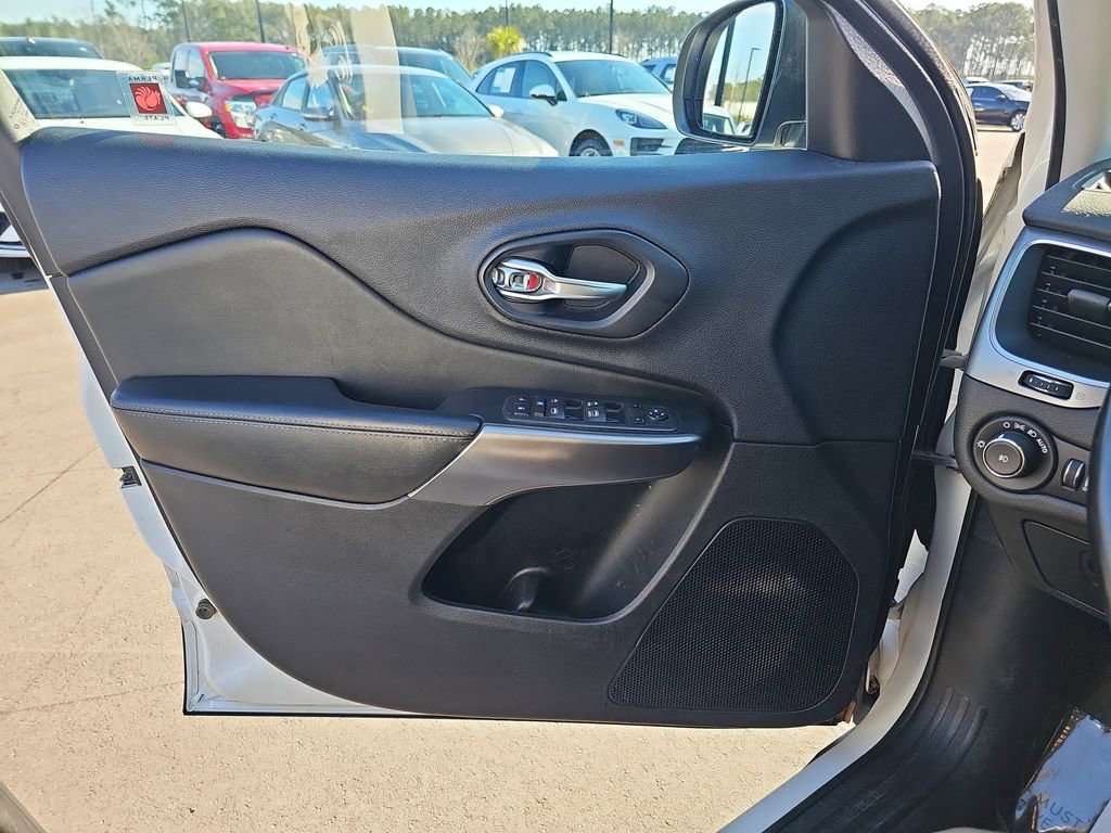 Used 2019 Jeep Cherokee Latitude Plus w/ Comfort/Convenience Group image 31