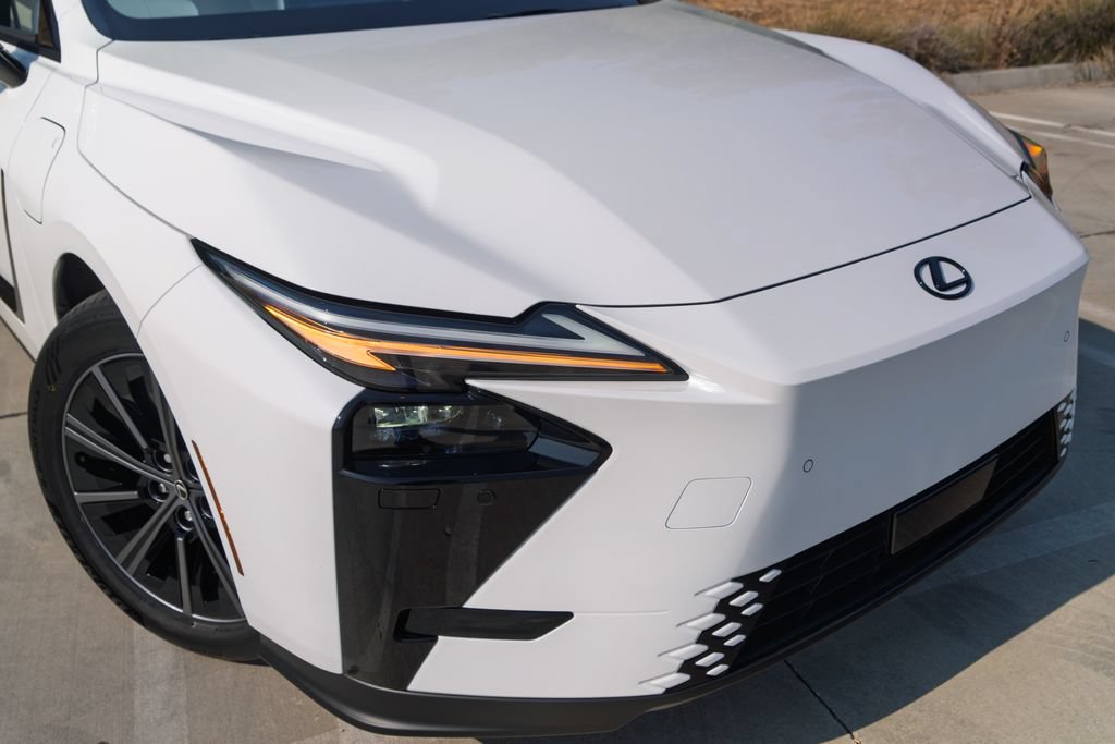 New 2026 Lexus ES 350e FWD image 4