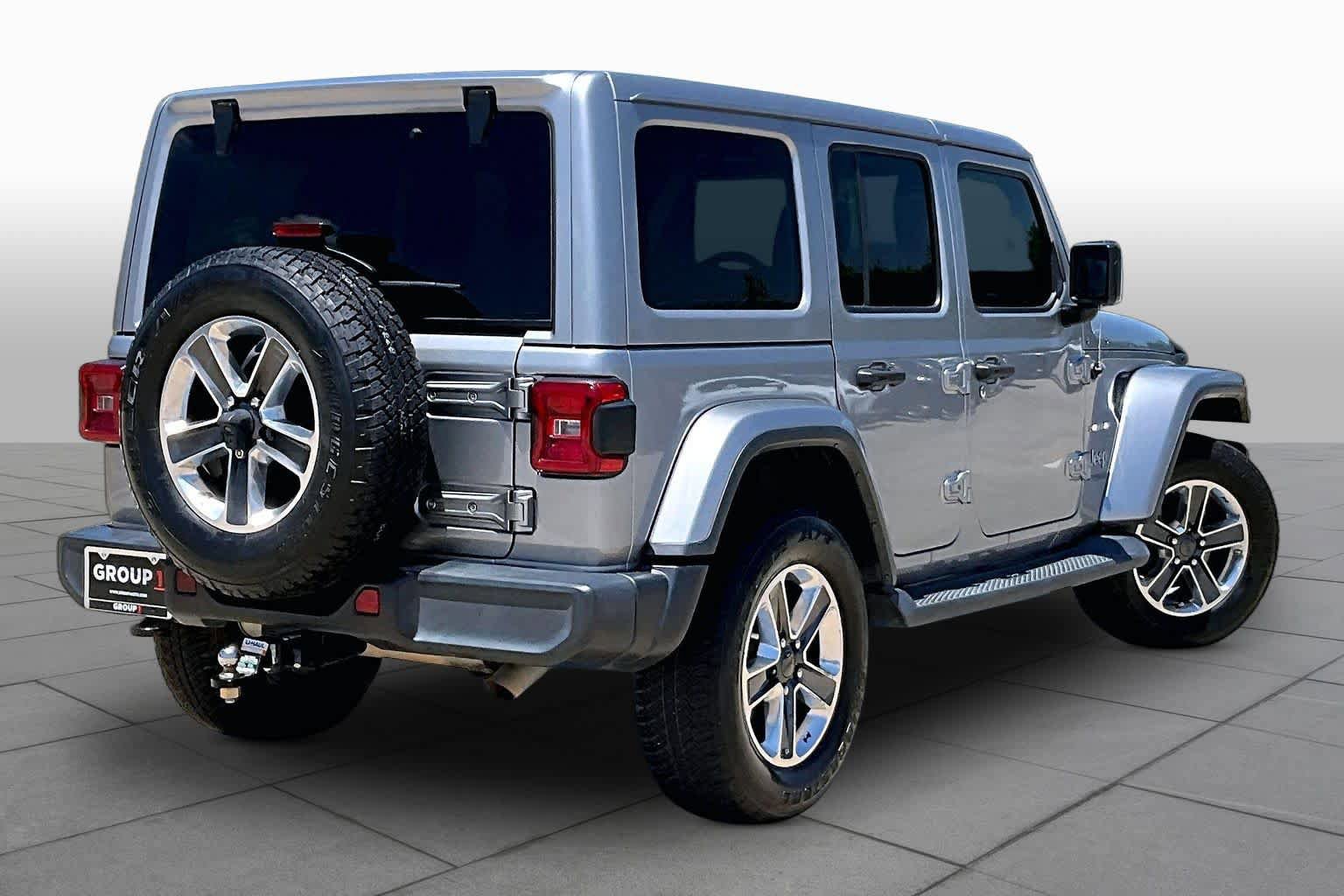 Used 2018 Jeep Wrangler Unlimited Sahara AWD/4WD image 13