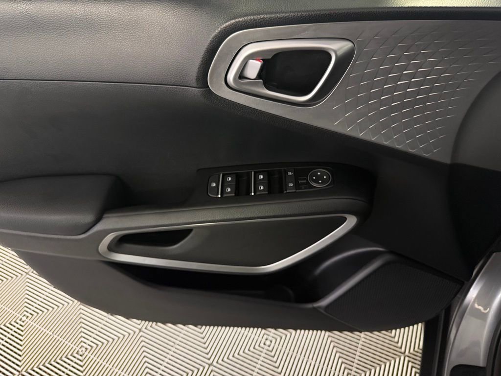 Used 2025 Kia Soul LX w/ LX Technology Package image 22