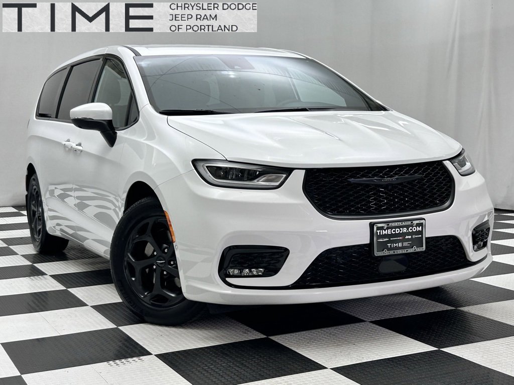 Used 2023 Chrysler Pacifica Touring-L w/ Uconnect Theater Family Group