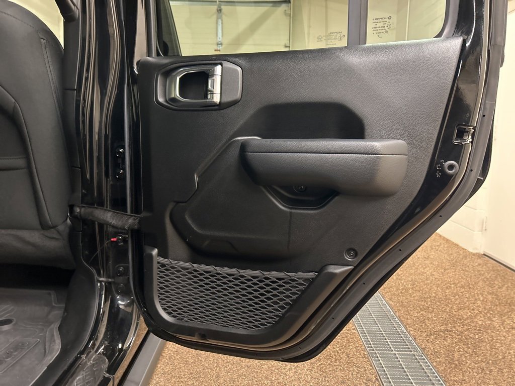 Used 2023 Jeep Gladiator Willys image 13