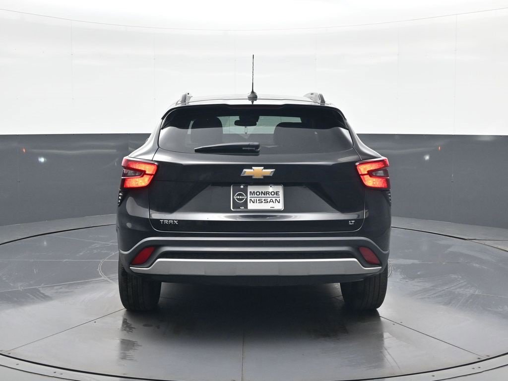 Used 2024 Chevrolet Trax LT w/ LT Convenience Package image 6