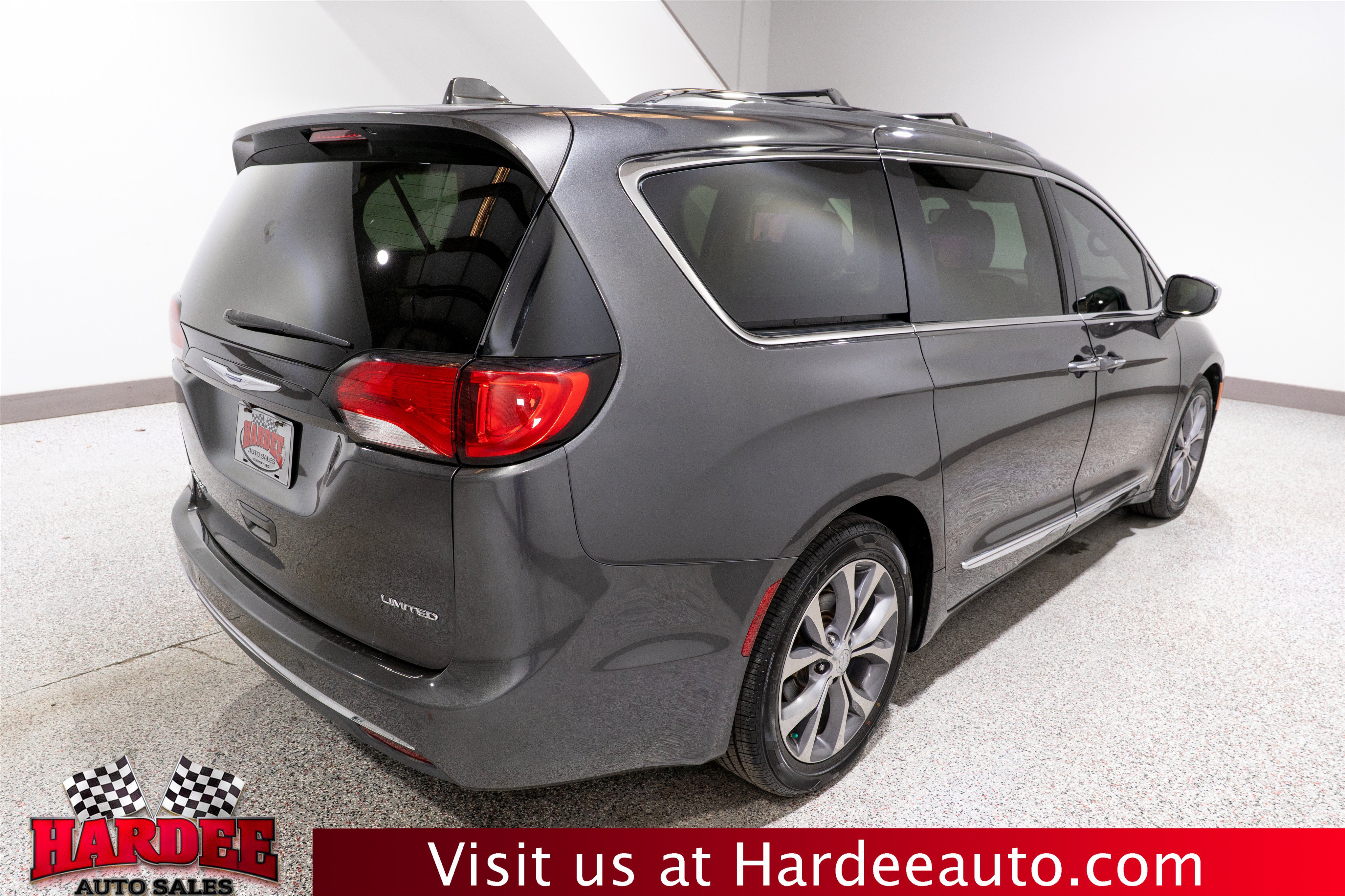 Used 2019 Chrysler Pacifica Limited w/ Tire & Wheel Group FWD image 5